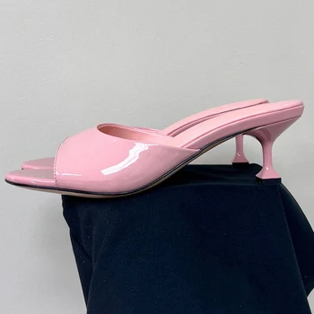 2023 Дамски чехли, лятна новост, лаконичен сандали на ток с отворени пръсти и коте, материал от лачена кожа, изящни дамски обувки-лодка